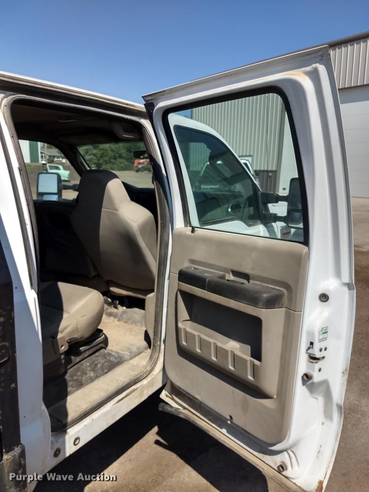 image for item ER9048 2008 Ford F550 Super Duty Crew Cab flatbed truck