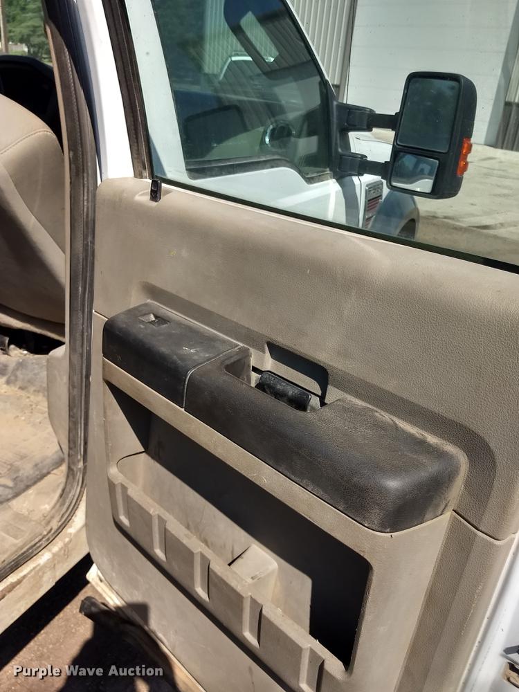 image for item ER9048 2008 Ford F550 Super Duty Crew Cab flatbed truck