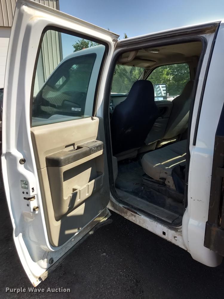 image for item ER9048 2008 Ford F550 Super Duty Crew Cab flatbed truck