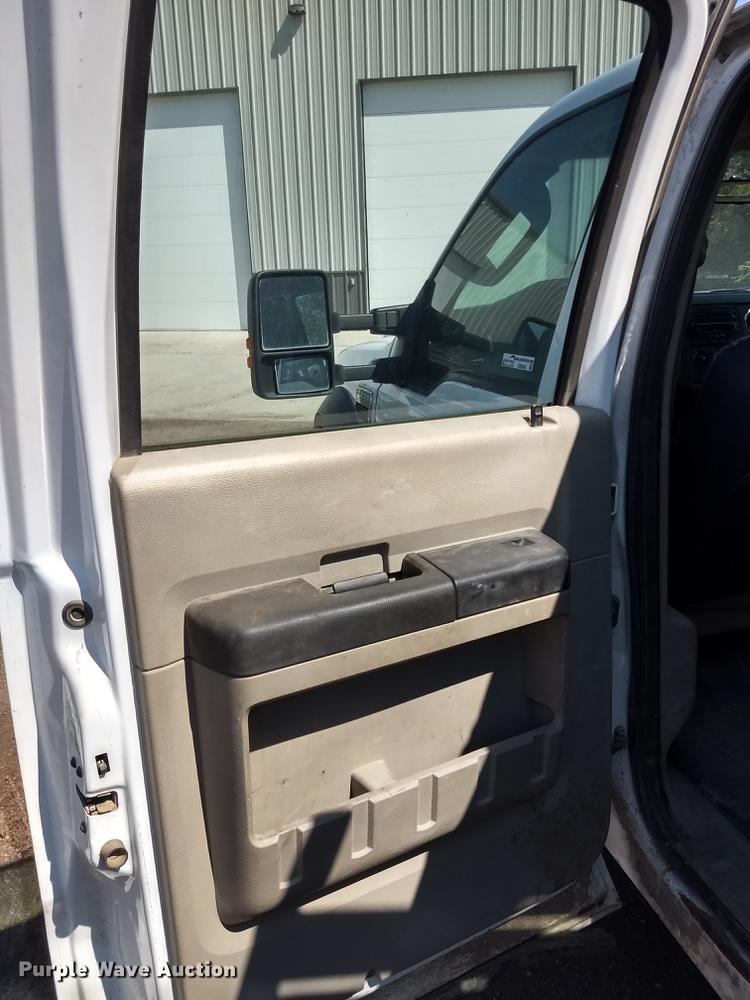 image for item ER9048 2008 Ford F550 Super Duty Crew Cab flatbed truck