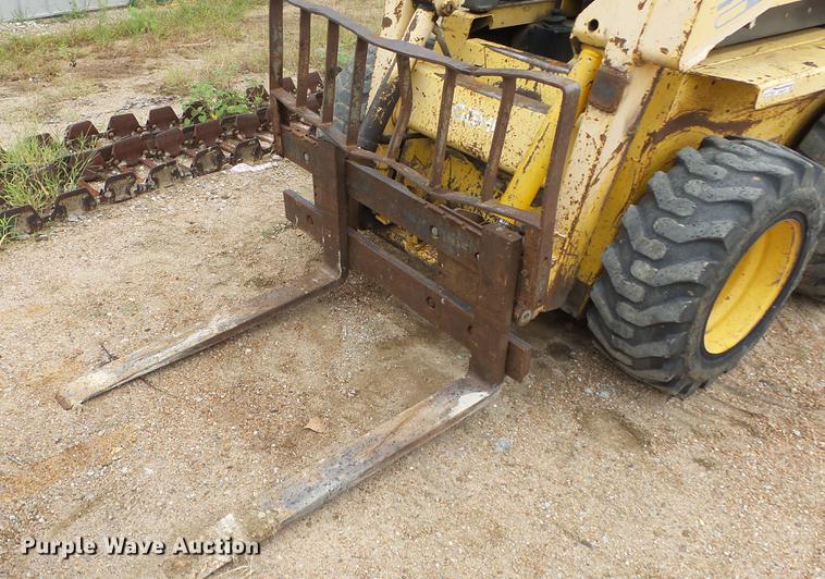 image for item ES9277 Gehl 5625 skid steer