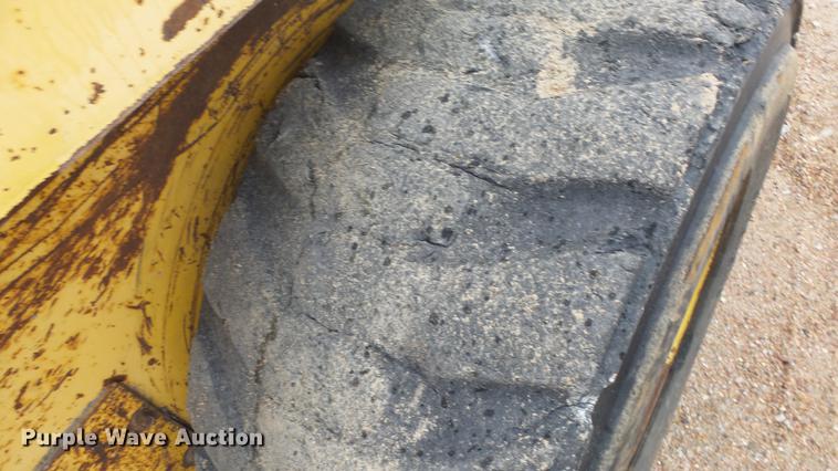 image for item ES9277 Gehl 5625 skid steer