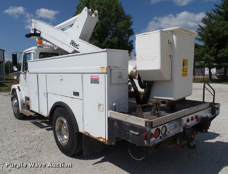 image for item L5693 2000 Freightliner FL70 bucket truck