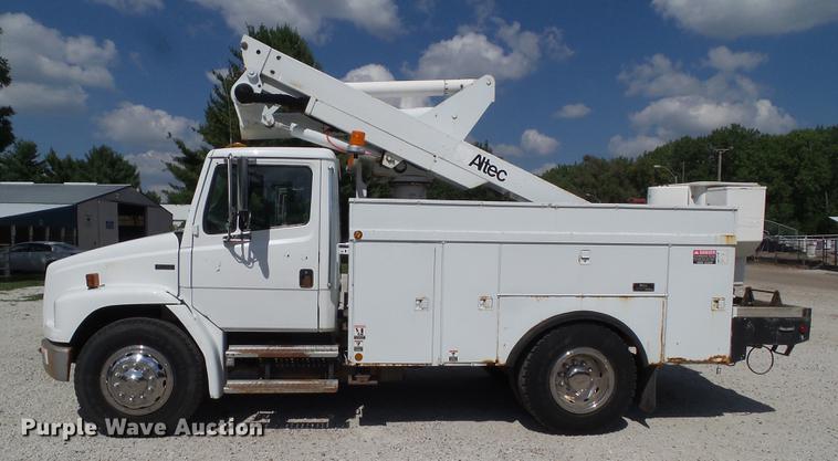 image for item L5693 2000 Freightliner FL70 bucket truck