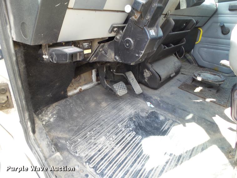 image for item L5693 2000 Freightliner FL70 bucket truck