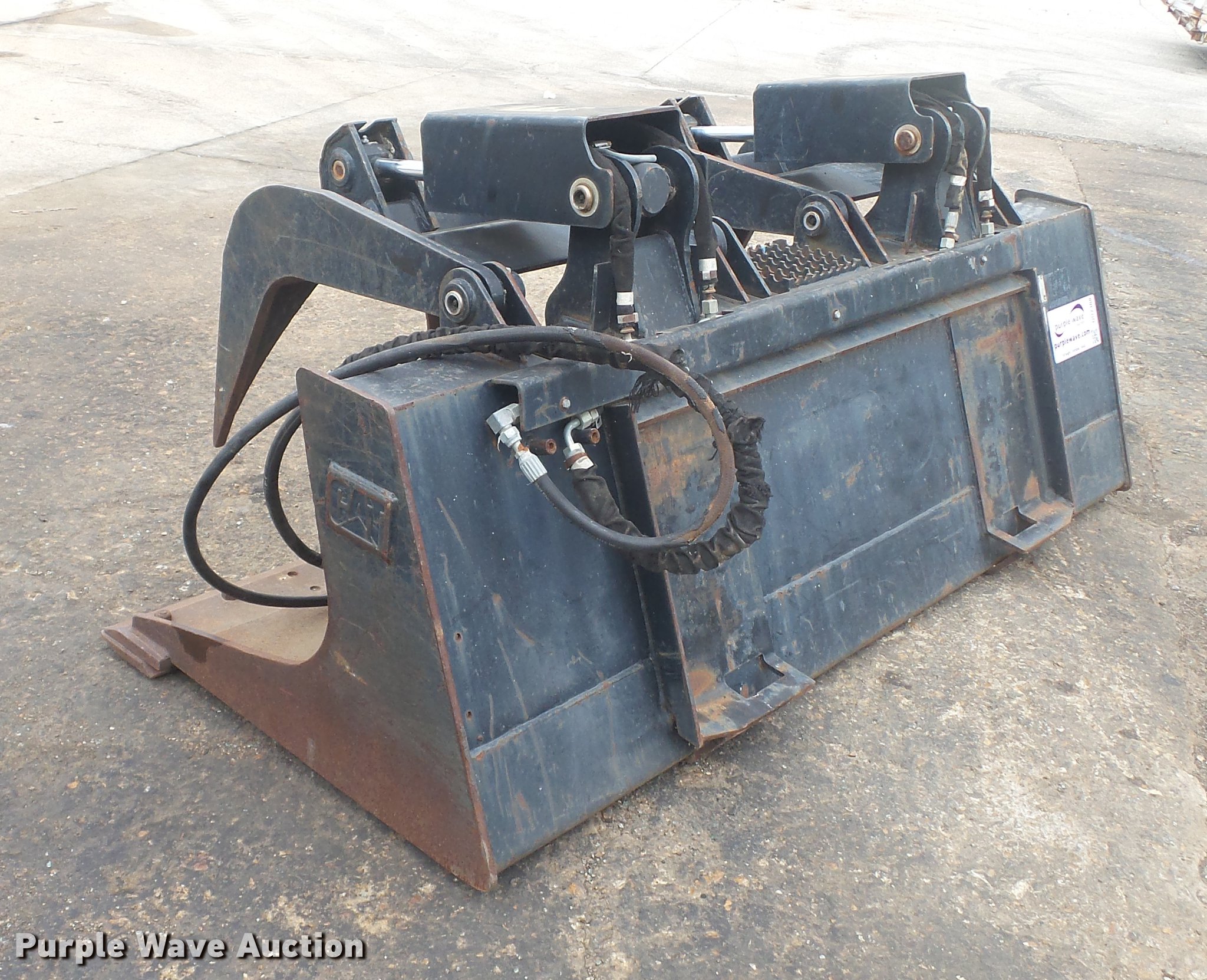 Caterpillar skid steer grapple bucket in High Ridge, MO Item DD7308