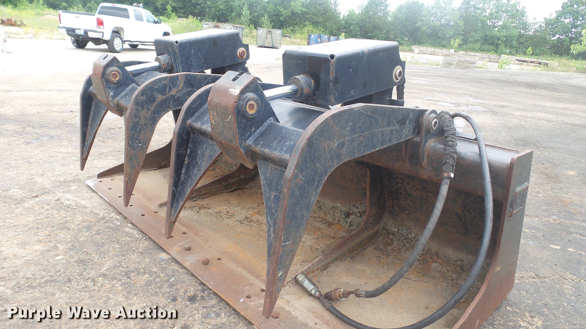 Caterpillar skid steer grapple bucket in High Ridge, MO Item DD7308