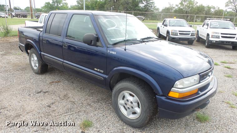 image for item DC1282 2003 Chevrolet S10 LS Crew Cab pickup truck