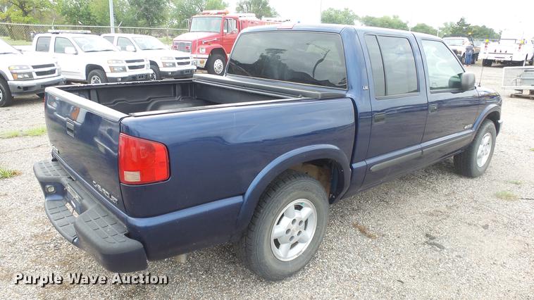 image for item DC1282 2003 Chevrolet S10 LS Crew Cab pickup truck