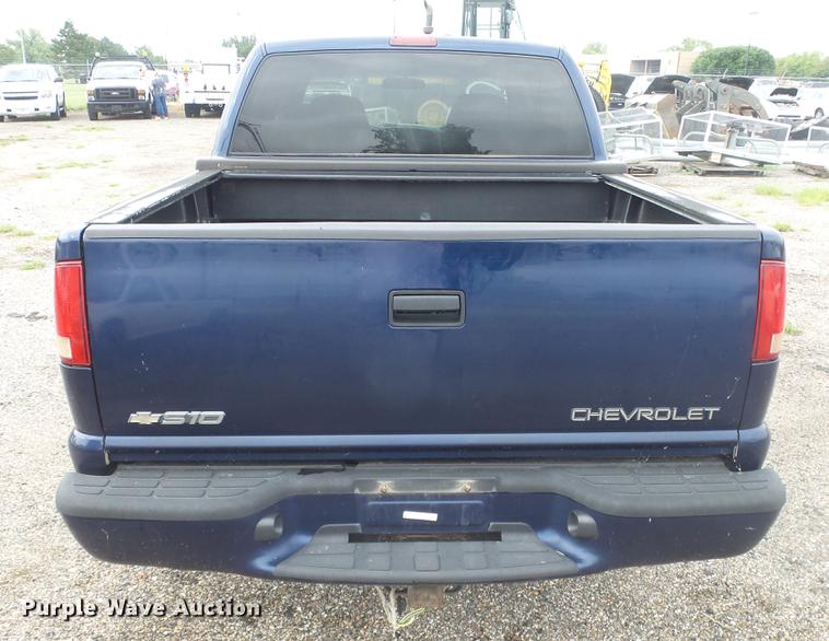image for item DC1282 2003 Chevrolet S10 LS Crew Cab pickup truck