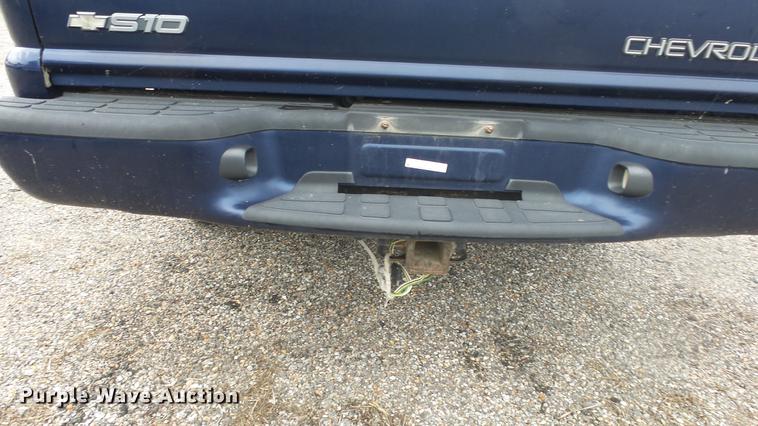 image for item DC1282 2003 Chevrolet S10 LS Crew Cab pickup truck