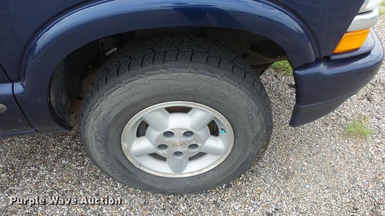 image for item DC1282 2003 Chevrolet S10 LS Crew Cab pickup truck