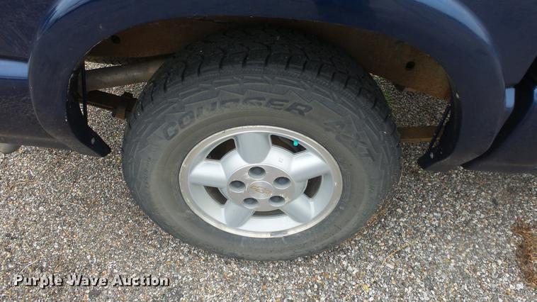 image for item DC1282 2003 Chevrolet S10 LS Crew Cab pickup truck