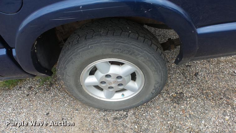 image for item DC1282 2003 Chevrolet S10 LS Crew Cab pickup truck