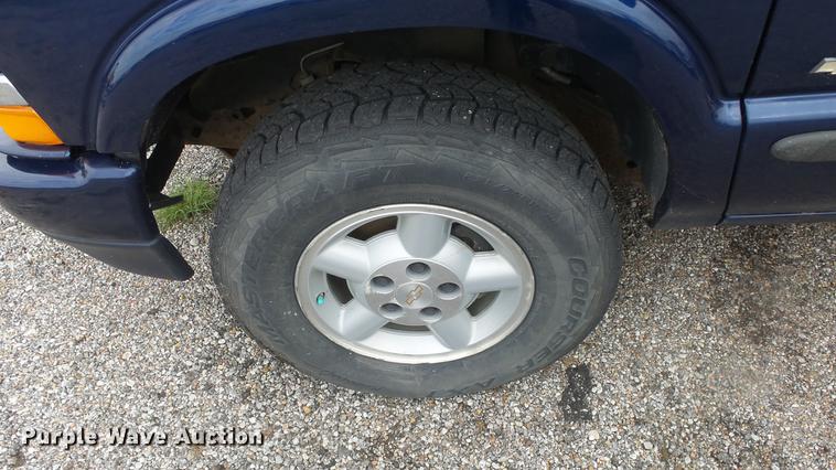 image for item DC1282 2003 Chevrolet S10 LS Crew Cab pickup truck