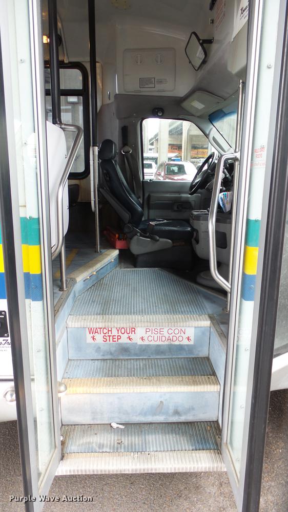image for item DC3234 2009 Ford E450 Super Duty shuttle bus