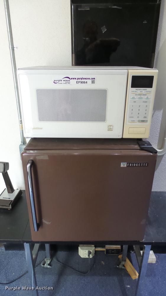 Microwaves and minifridges in Wichita, KS Item EF9064 sold Purple Wave