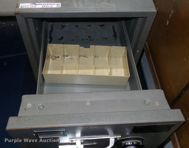 image for item EF9110 Diebold safe