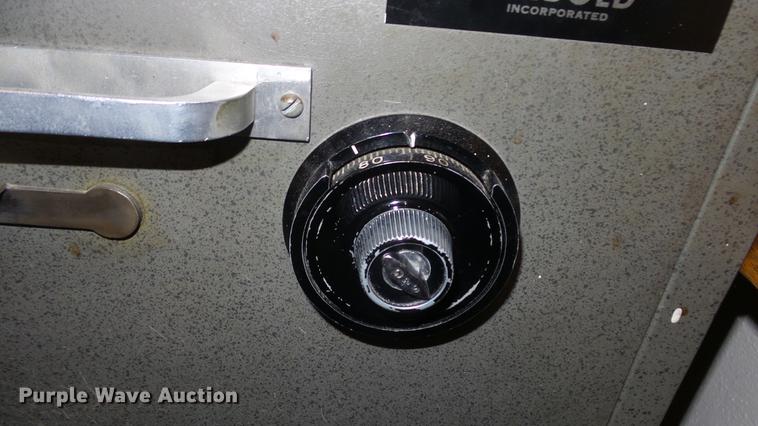 image for item EF9110 Diebold safe