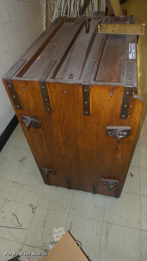 image for item EF9152 Wood dumbwaiter