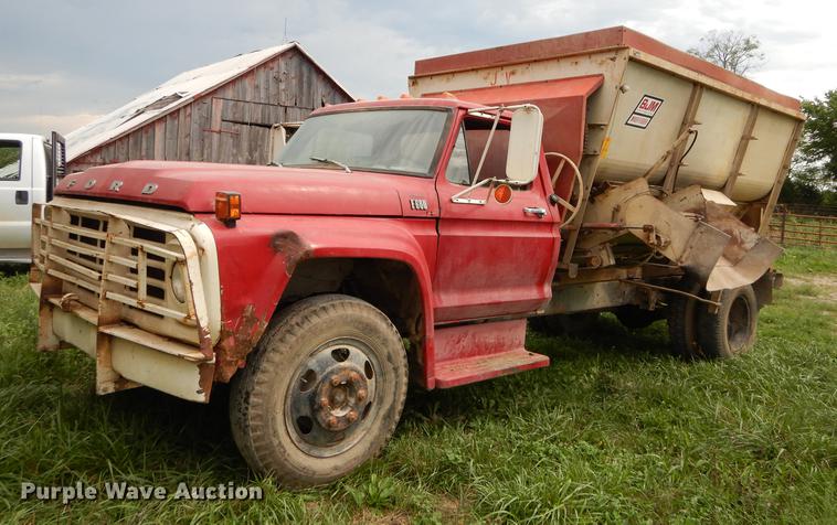 image for item DB8253 1973 Ford F600 feed mixer truck