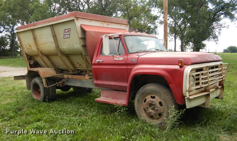 image for item DB8253 1973 Ford F600 feed mixer truck