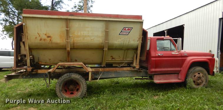 image for item DB8253 1973 Ford F600 feed mixer truck