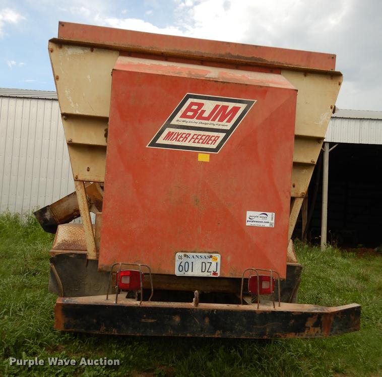 image for item DB8253 1973 Ford F600 feed mixer truck