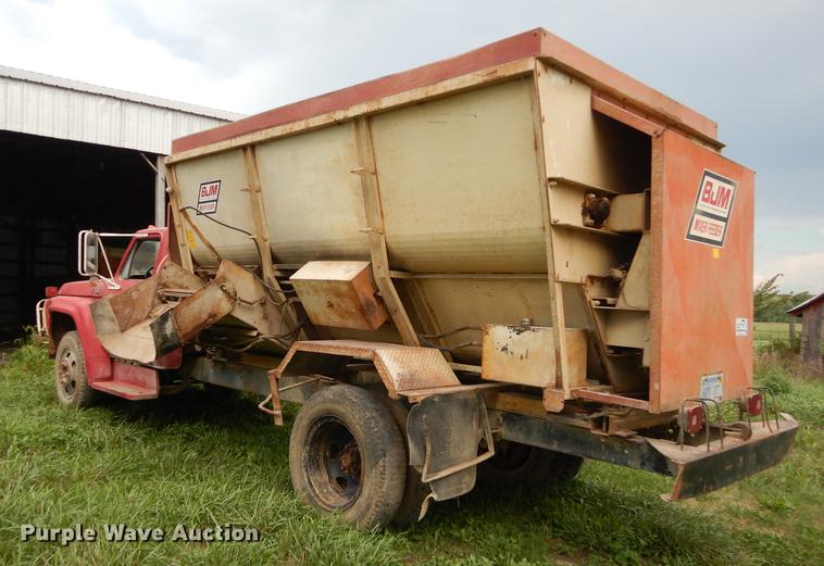 image for item DB8253 1973 Ford F600 feed mixer truck