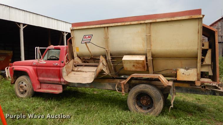 image for item DB8253 1973 Ford F600 feed mixer truck