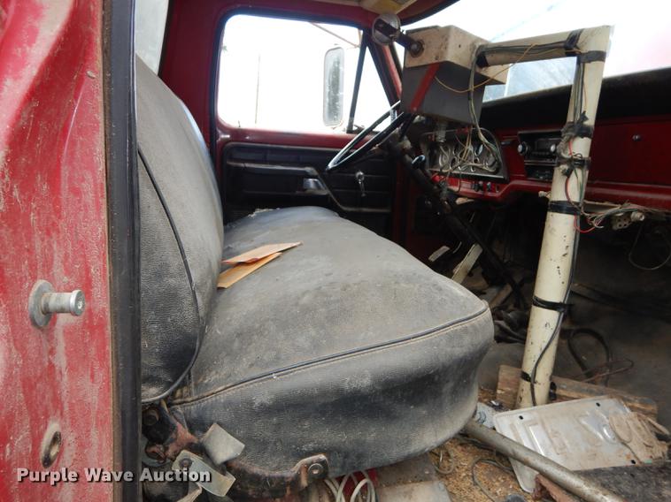 image for item DB8253 1973 Ford F600 feed mixer truck