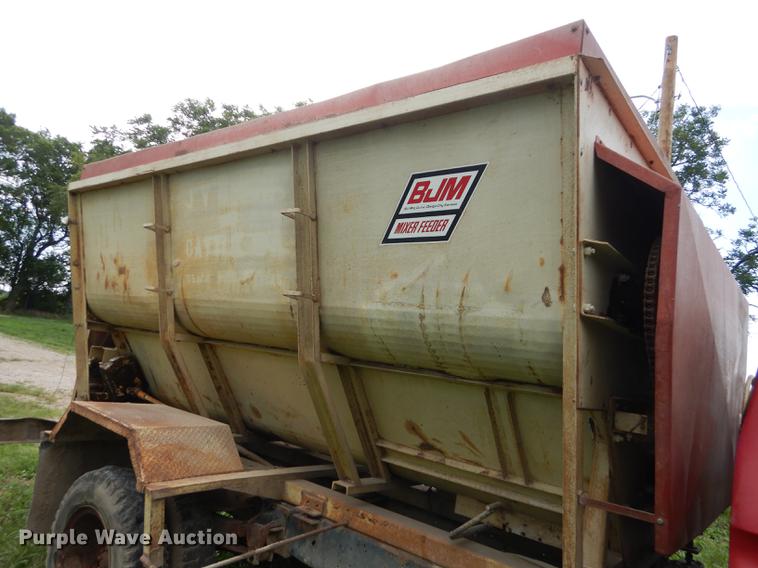 image for item DB8253 1973 Ford F600 feed mixer truck