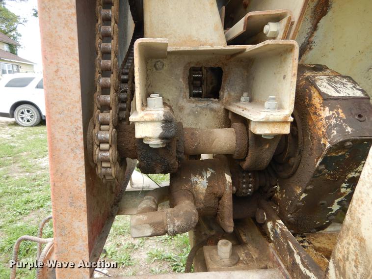 image for item DB8253 1973 Ford F600 feed mixer truck