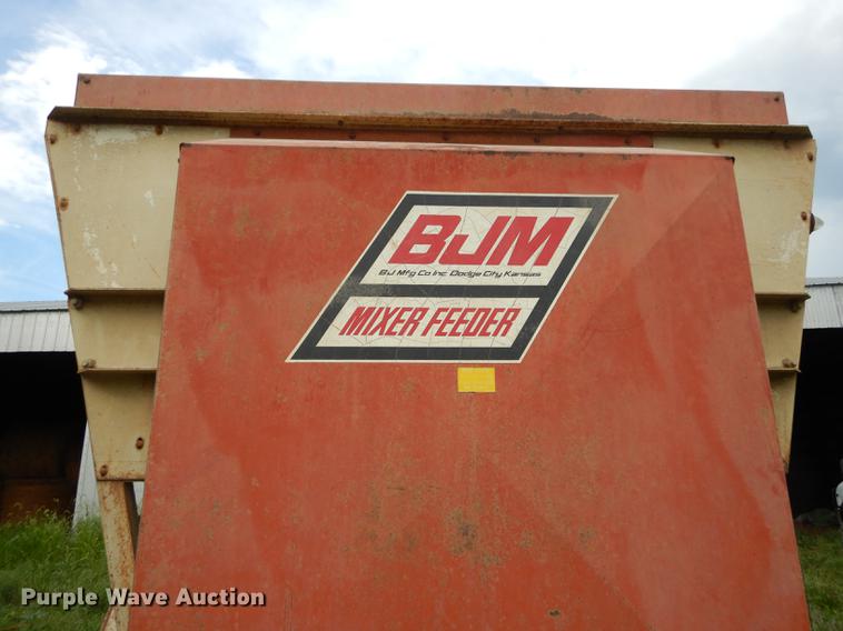 image for item DB8253 1973 Ford F600 feed mixer truck