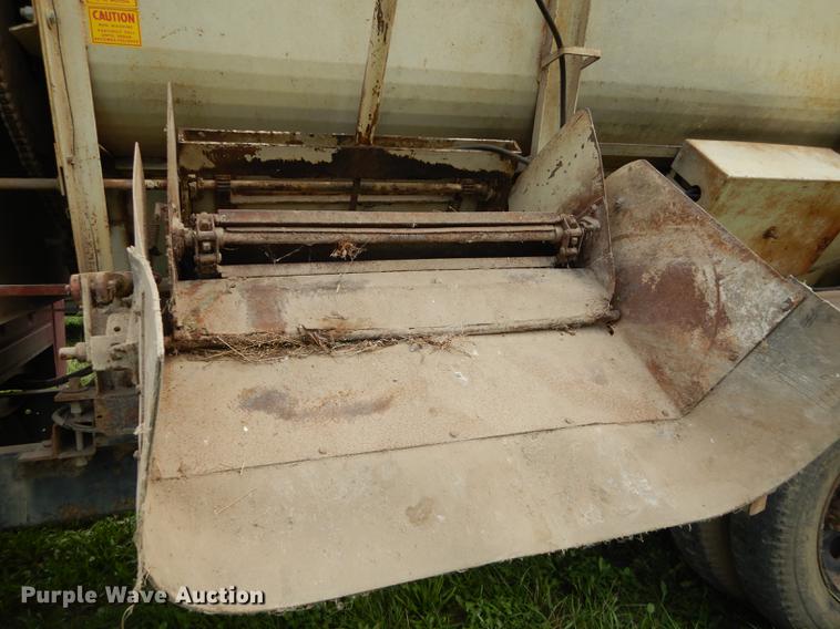 image for item DB8253 1973 Ford F600 feed mixer truck