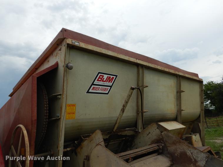 image for item DB8253 1973 Ford F600 feed mixer truck