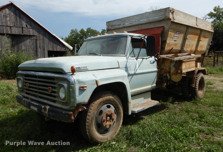 image for item DB8254 1968 Ford F600 feed mixer truck