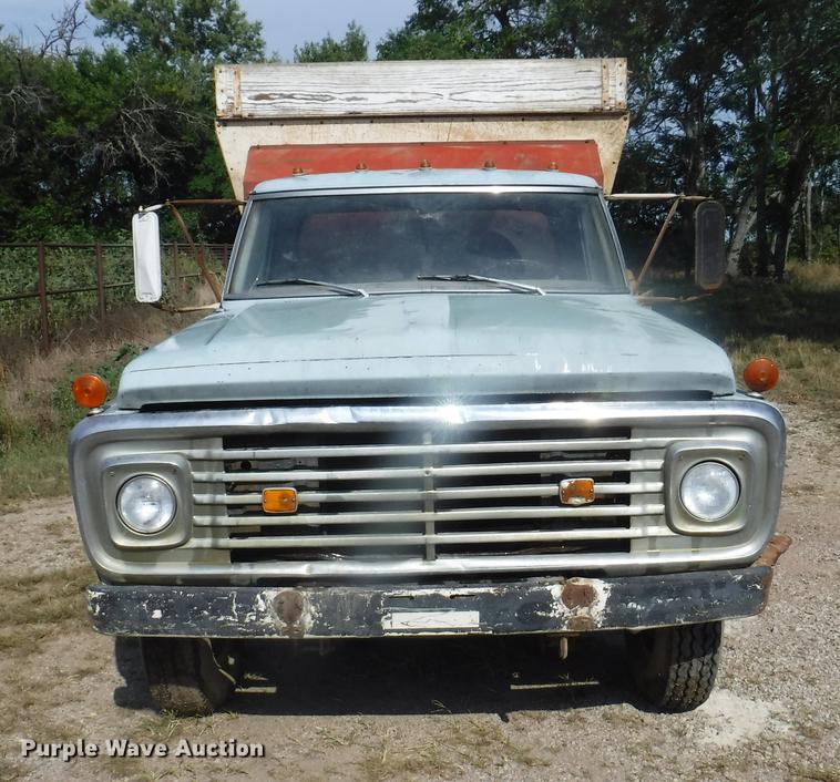 image for item DB8254 1968 Ford F600 feed mixer truck