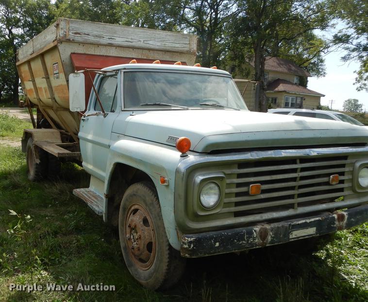 image for item DB8254 1968 Ford F600 feed mixer truck