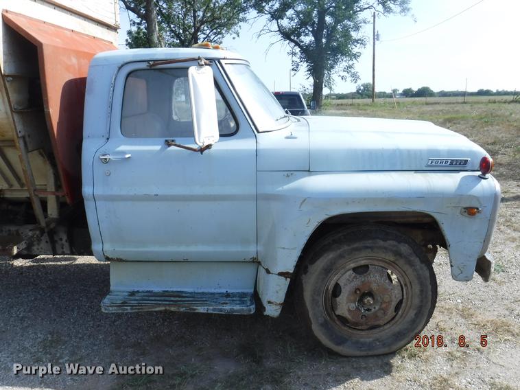 image for item DB8254 1968 Ford F600 feed mixer truck
