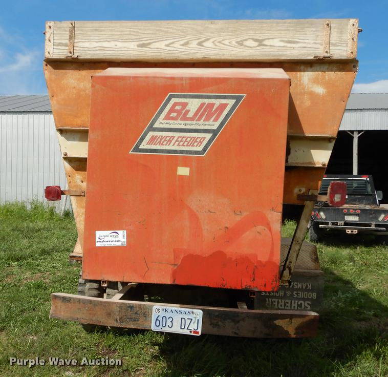 image for item DB8254 1968 Ford F600 feed mixer truck