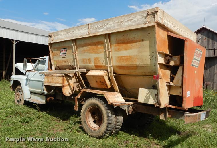 image for item DB8254 1968 Ford F600 feed mixer truck