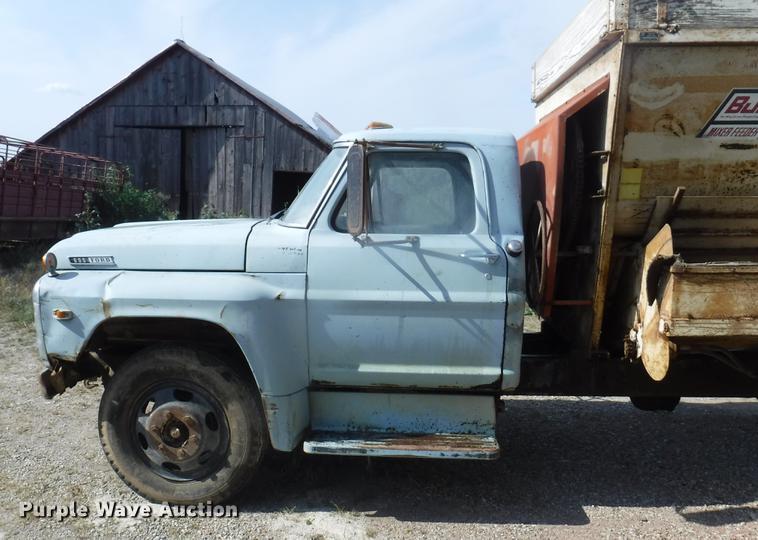 image for item DB8254 1968 Ford F600 feed mixer truck