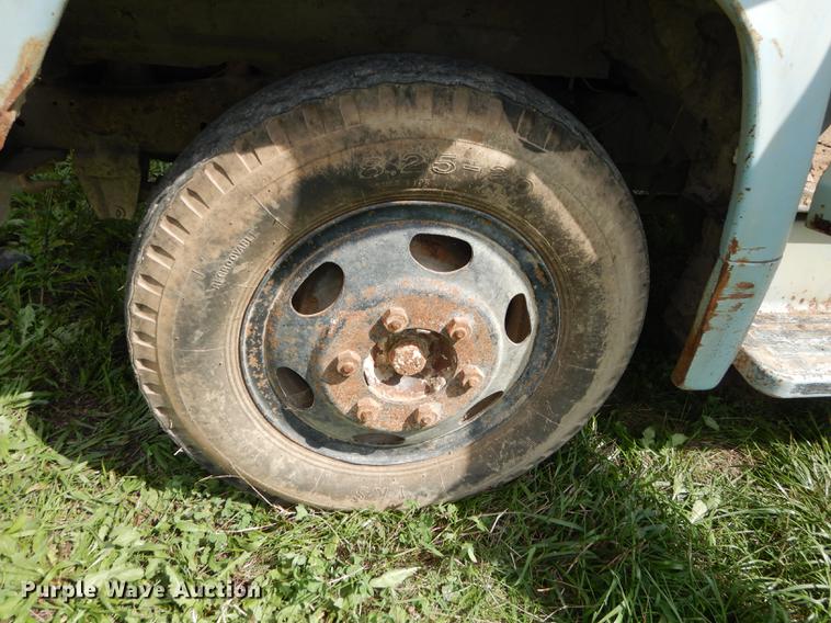 image for item DB8254 1968 Ford F600 feed mixer truck