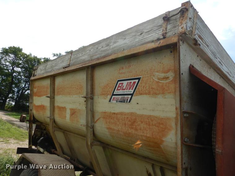 image for item DB8254 1968 Ford F600 feed mixer truck