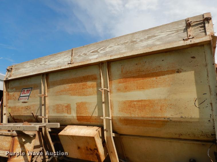 image for item DB8254 1968 Ford F600 feed mixer truck