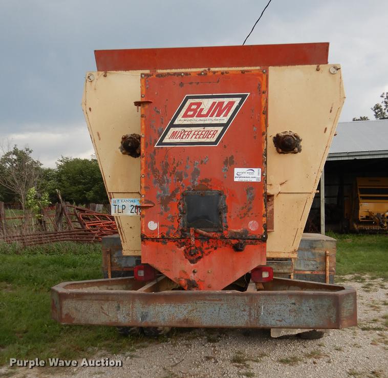 image for item DB8292 1973 Ford 700 feed mixer truck