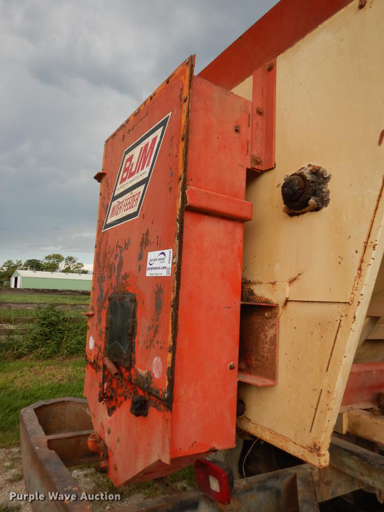 image for item DB8292 1973 Ford 700 feed mixer truck