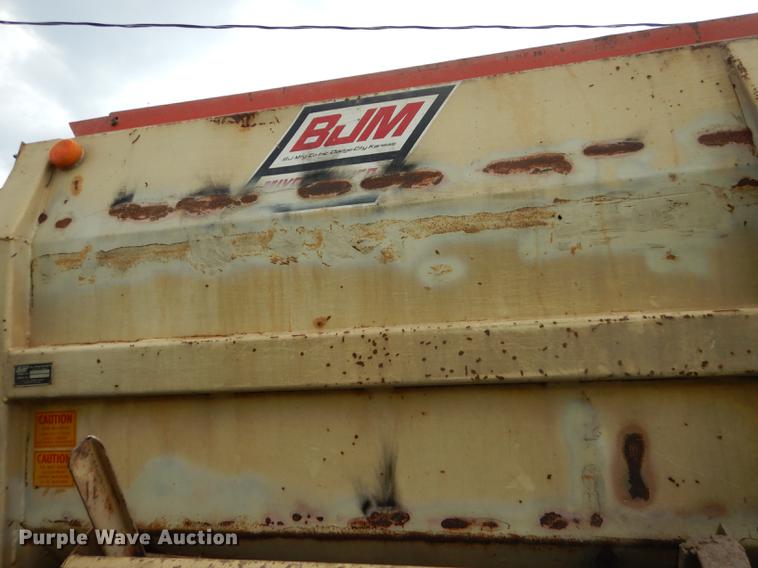 image for item DB8292 1973 Ford 700 feed mixer truck