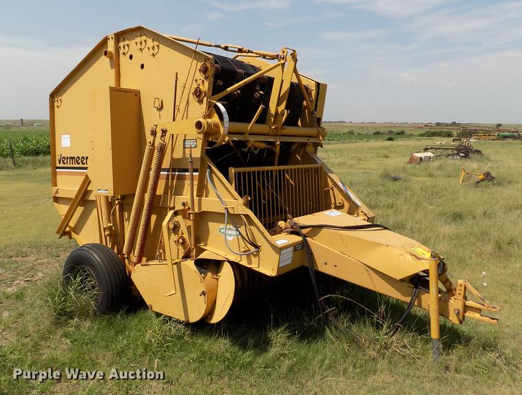 image for item DB9227 Vermeer 605G round baler